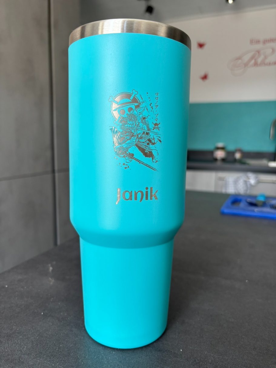 Türkisfarbener Tumbler mit individueller Lasergravur von HX Solution